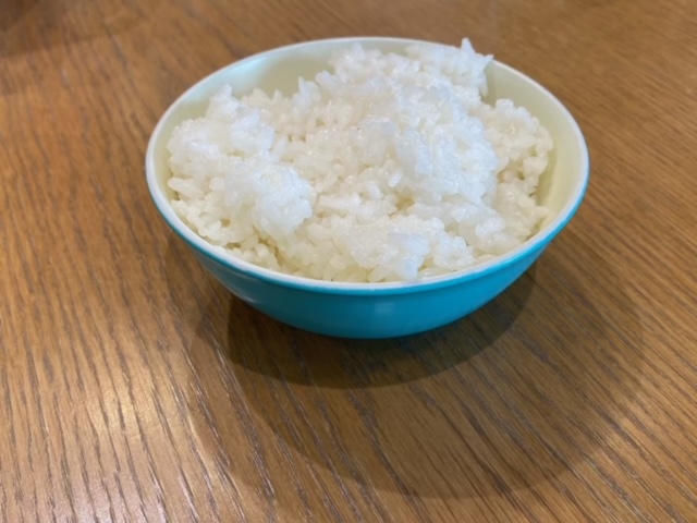 青いお茶碗に乗ったご飯