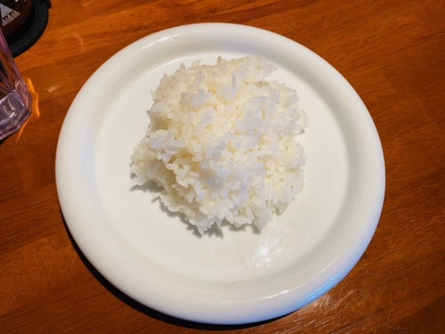 白いお皿に乗ったお米