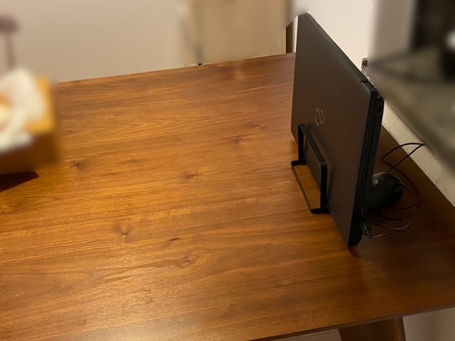 ノートパソコンをまな板スタンドに置いた